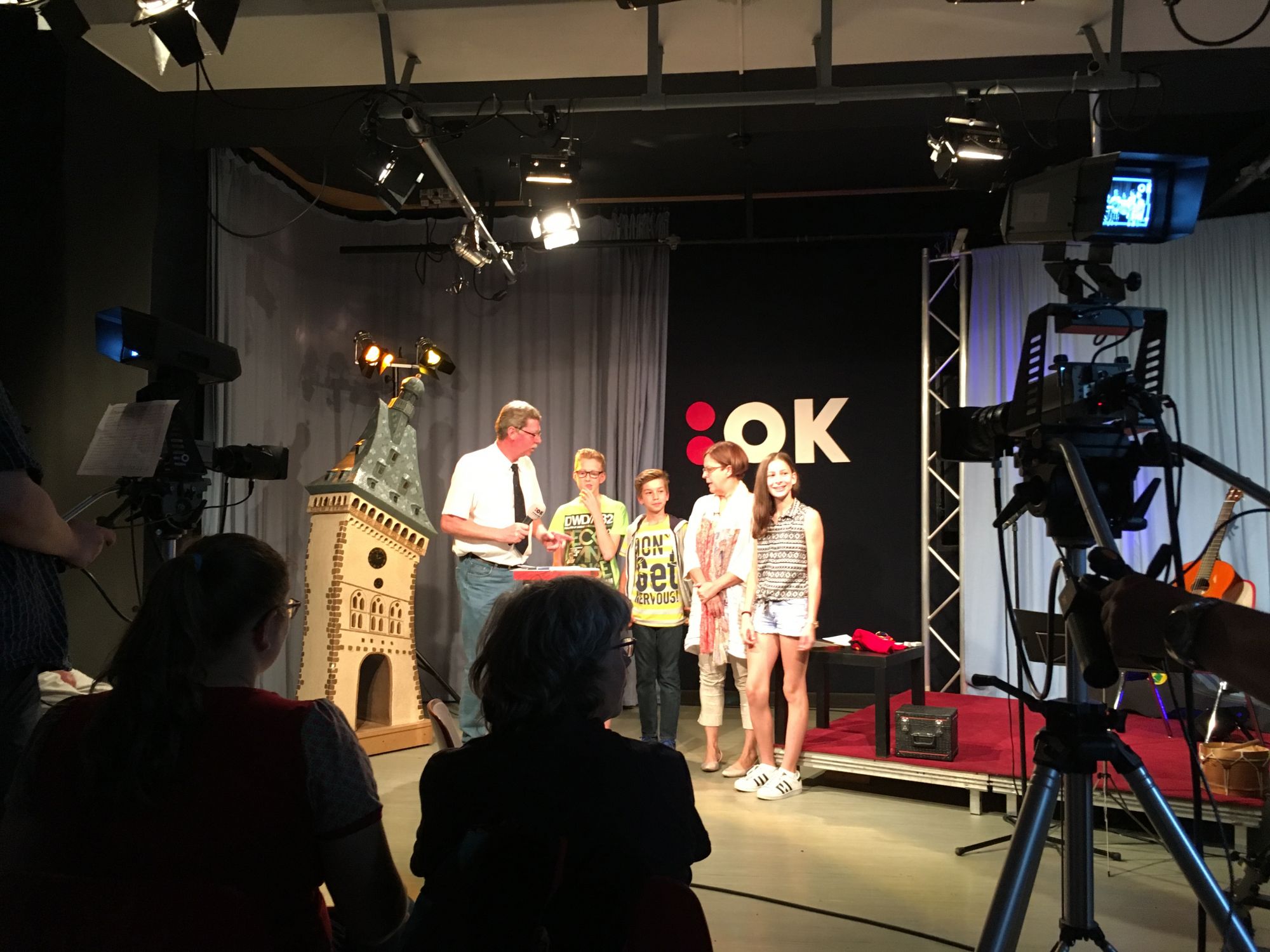 Lars Ochsner, Jakob Stadler und Emily Weber bei der Preisverleihung im Offenen Kanal mit Bürgermeisterin Monika Kabs