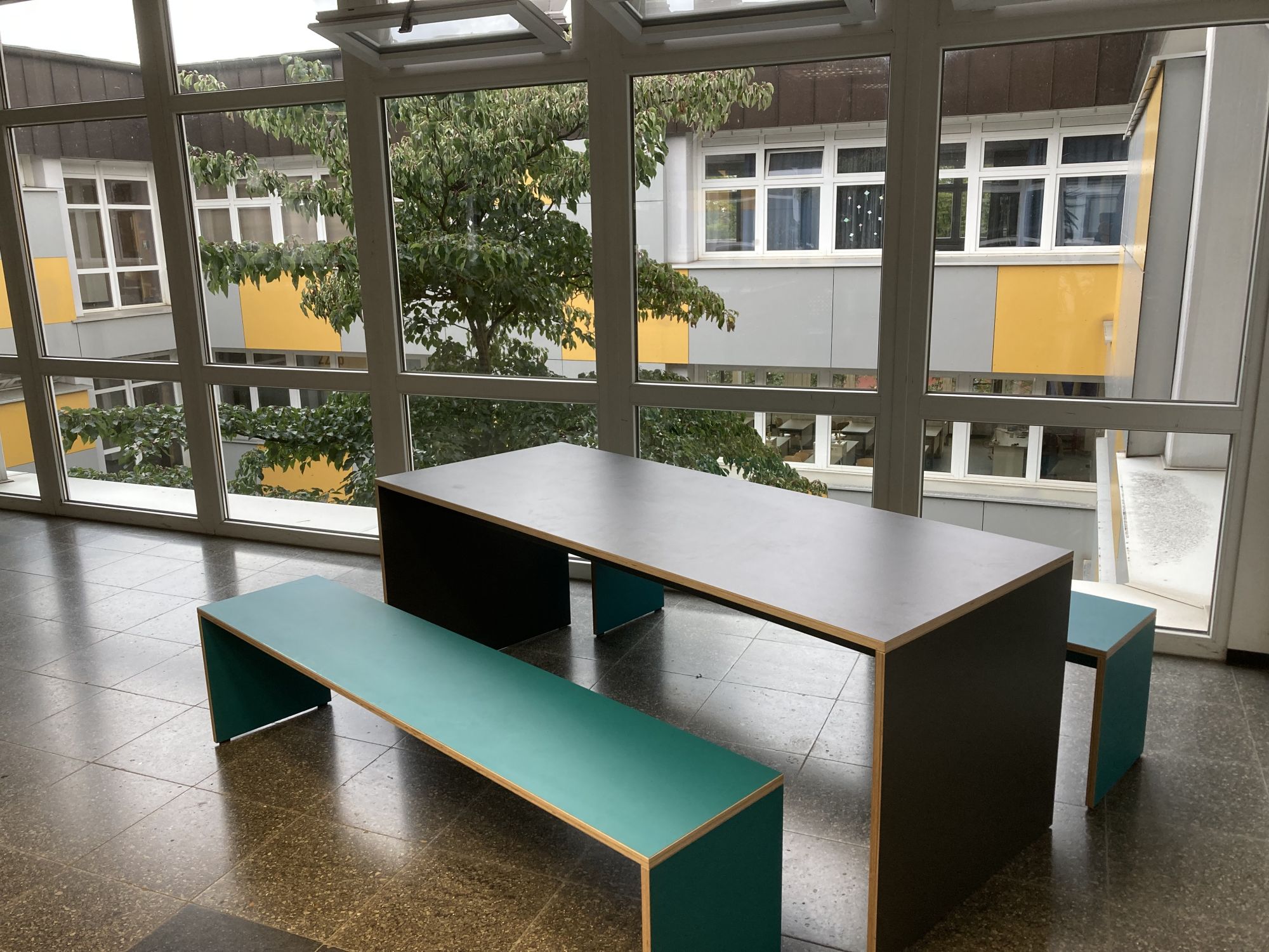 Bänke und Tische für das Treppenhaus