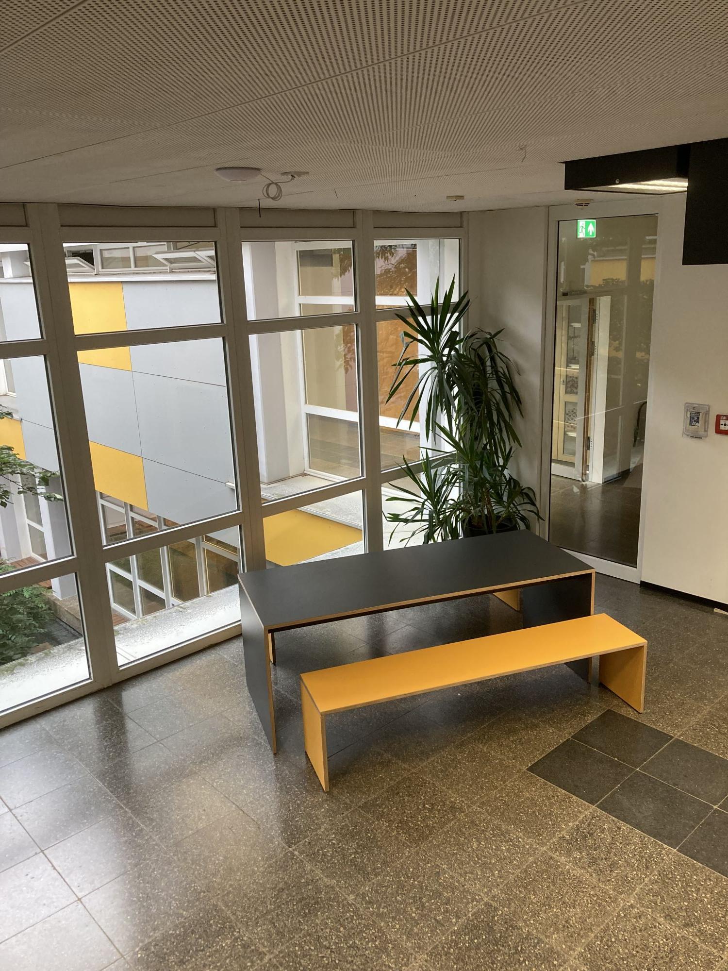 Bänke und Tische für das Treppenhaus