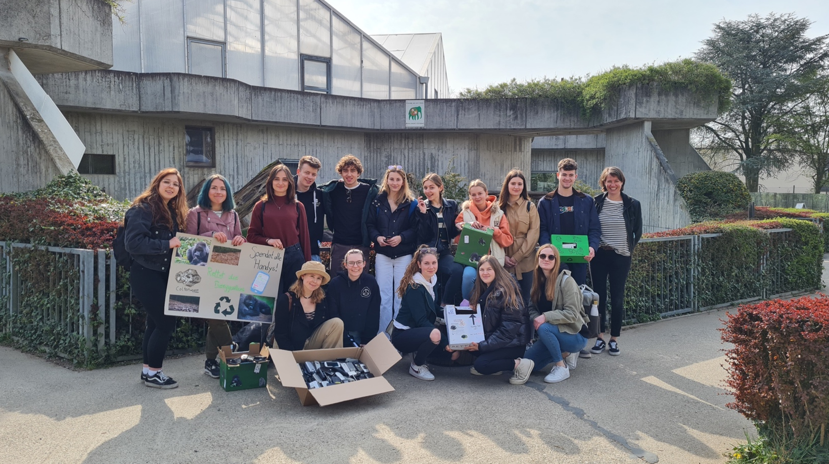 Delegation der Biologie-Leistungskurse bei der Handy-Übergabe im Zoo Heidelberg