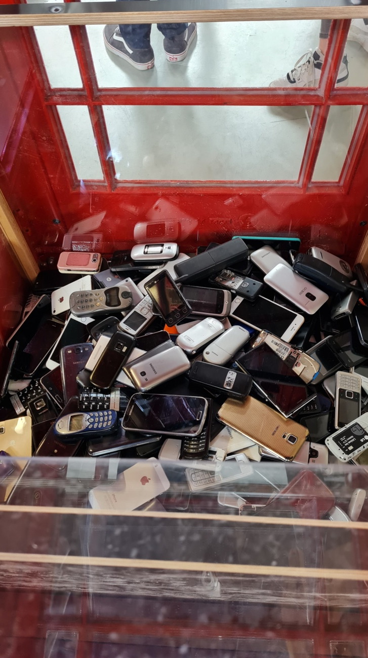 Telefonzelle in der Explo-Halle des Zoo Heidelberg mit den in Speyer und Umgebung gesammelten Handys