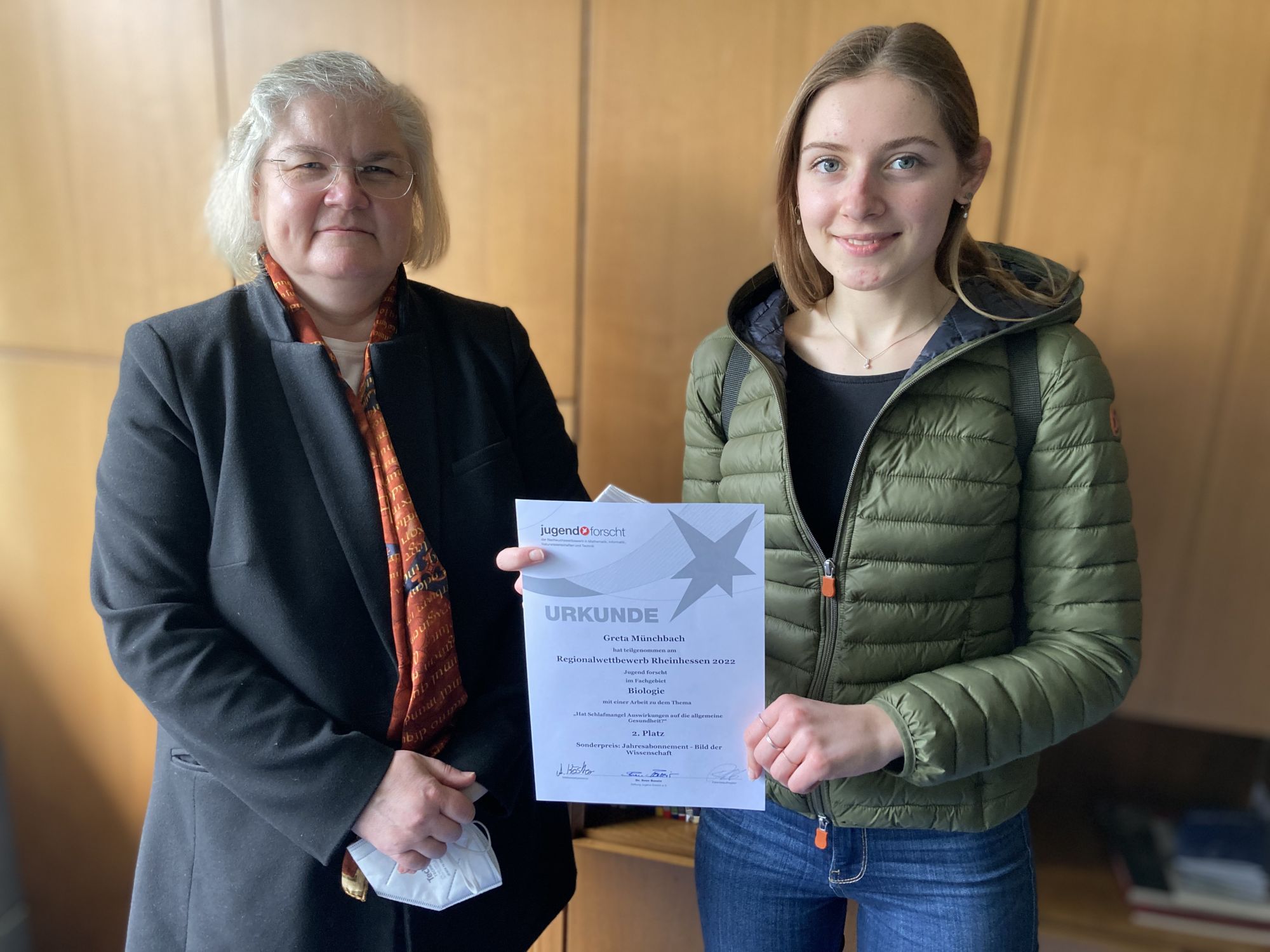 Greta Münchbach erhält Ihre Urkunde
